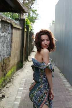 女直播粉丝脱内衣内裤床上打洞洞